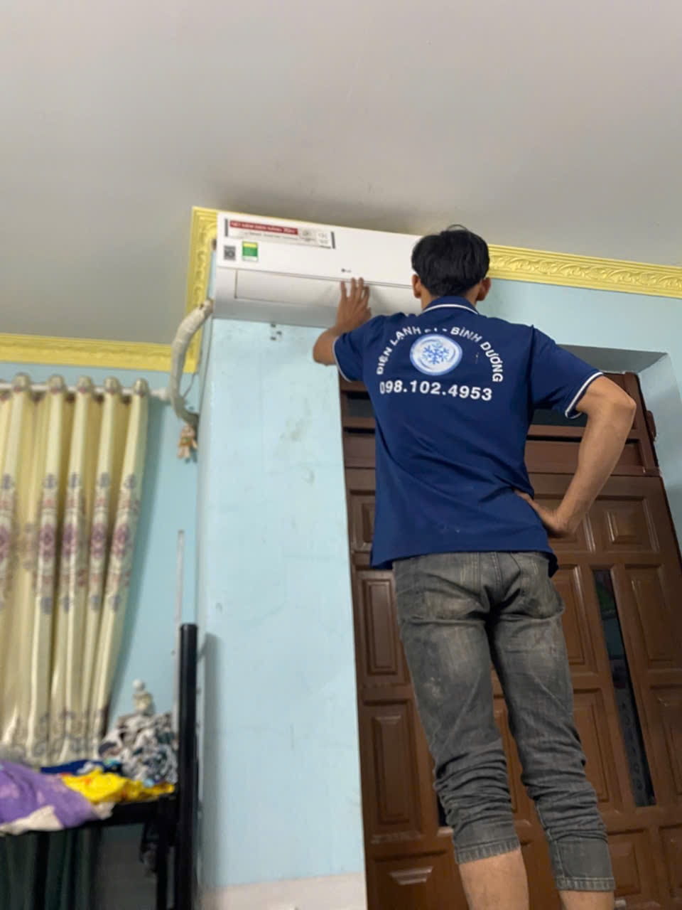 Thợ kiểm tra cảm biến nhiệt độ máy lạnh tại Dĩ An