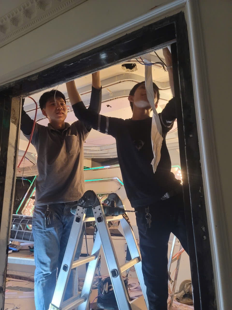 Thợ sửa máy lạnh đang đo trị số điện trở sensor bằng đồng hồ VOM