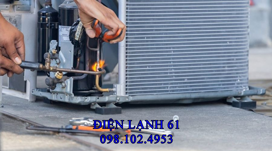 Thợ sửa máy lạnh đang hàn ống đồng bị thủng lỗ mọt