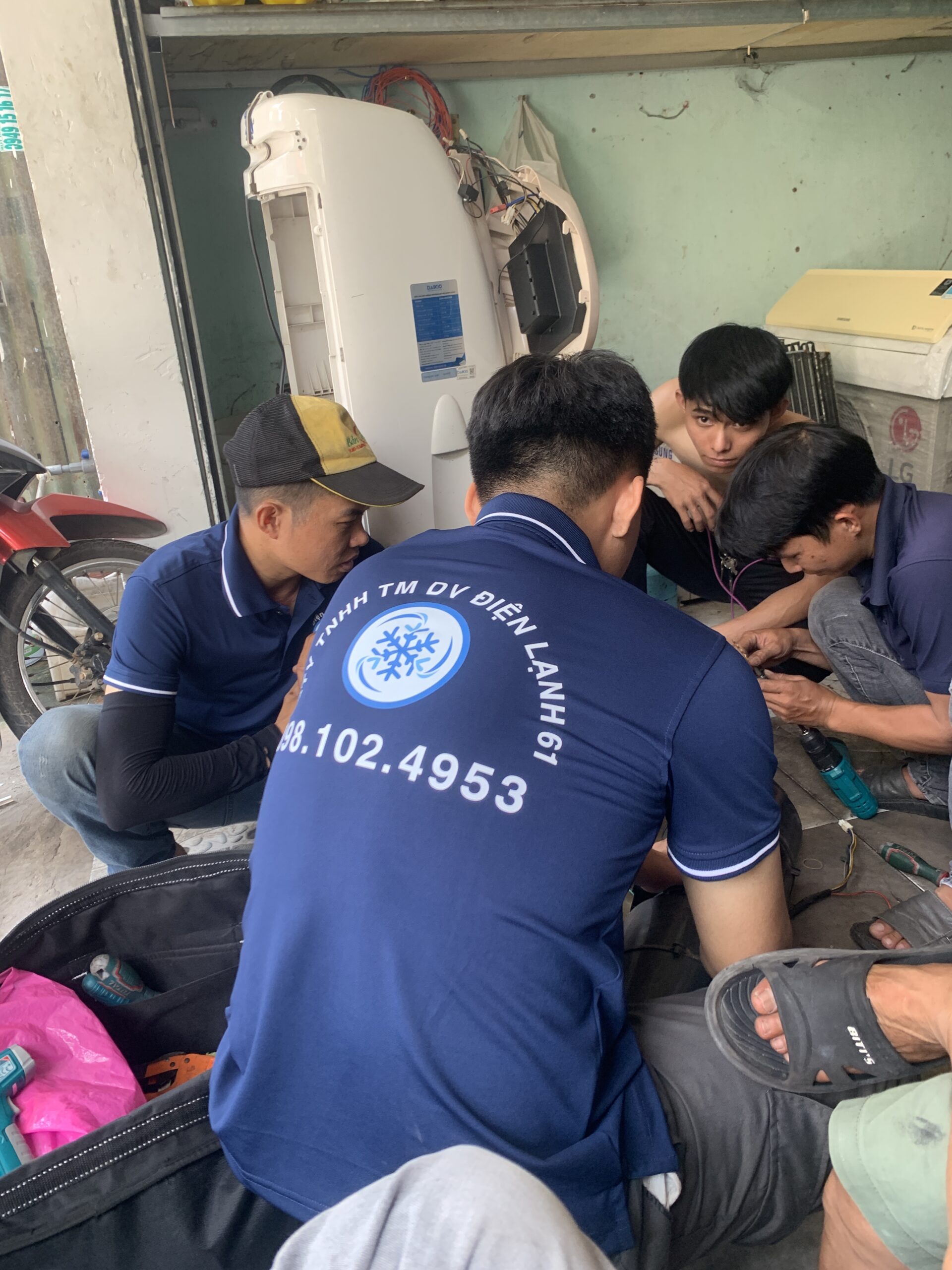 Khách hàng hài lòng với dịch vụ mua bán máy giặt tại nhà Dĩ An của Điện Lạnh 61.