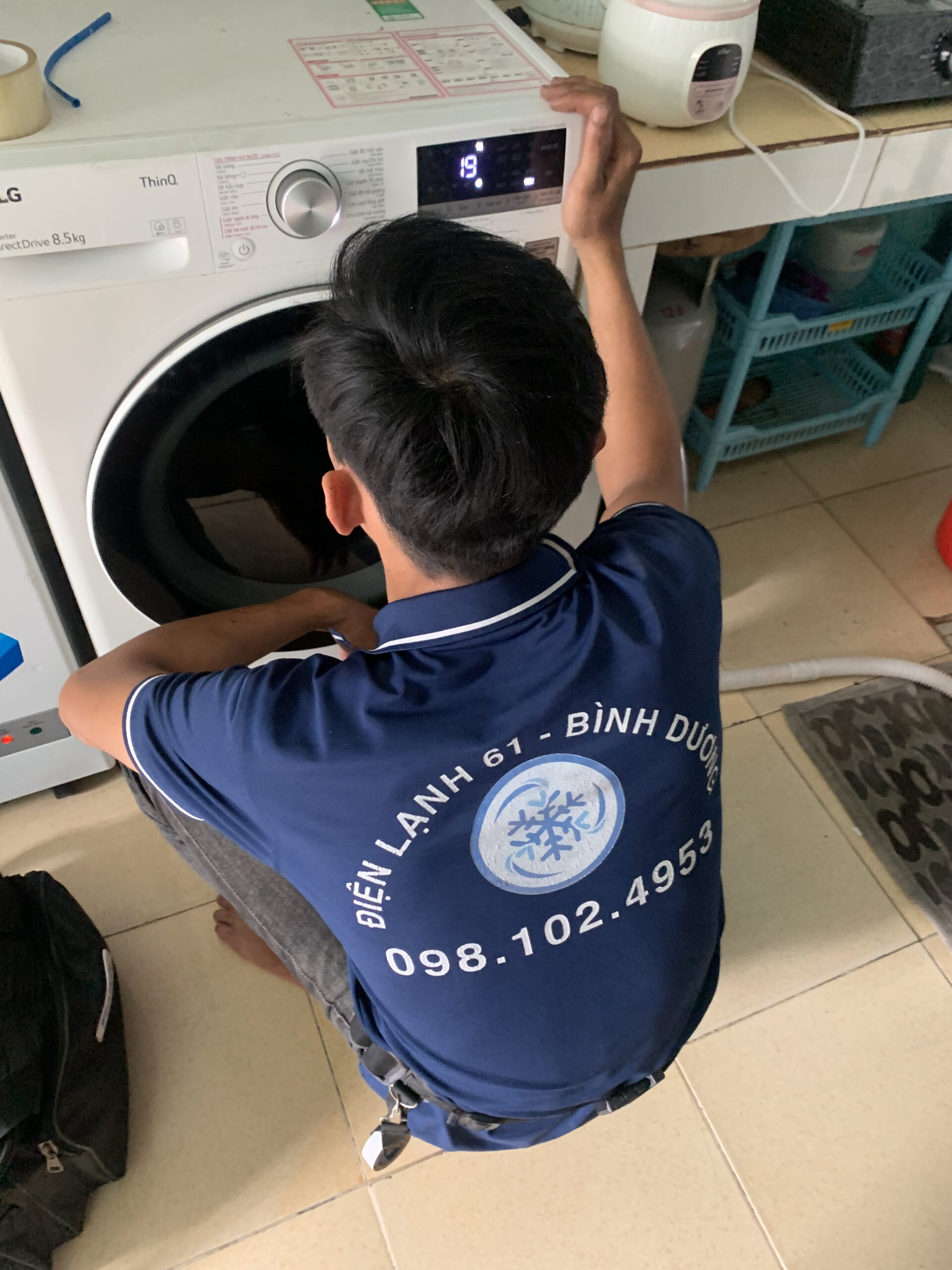 Kỹ thuật viên Điện Lạnh 61 test máy trước khi bán cho khách