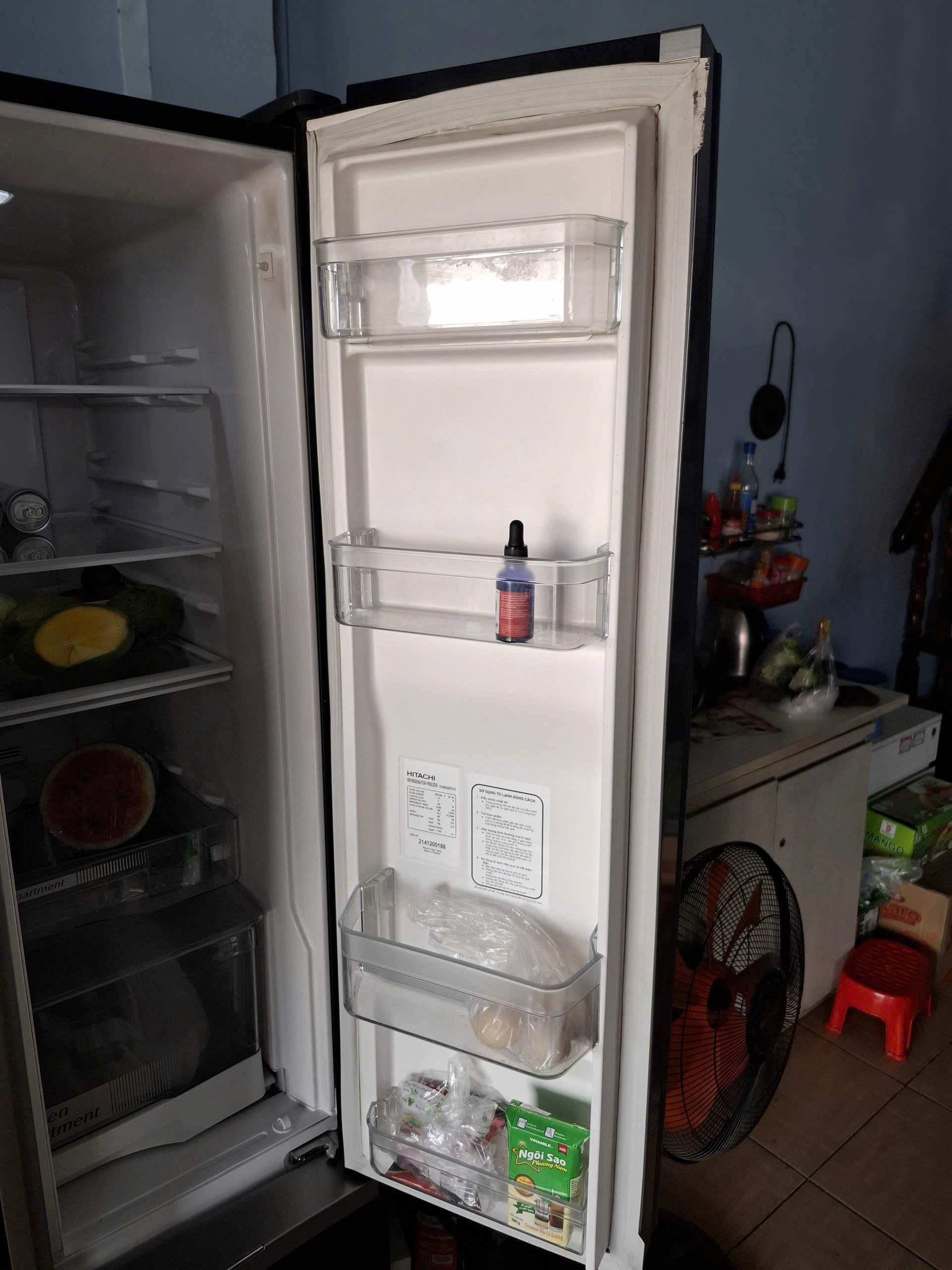 Khắc phục gioăng tủ lạnh móp méo bằng nước nóng