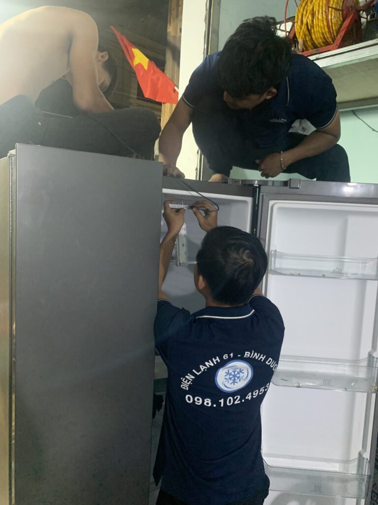 Kỹ thuật viên Điện Lạnh 61 đang thay ron tủ lạnh tại Dĩ An