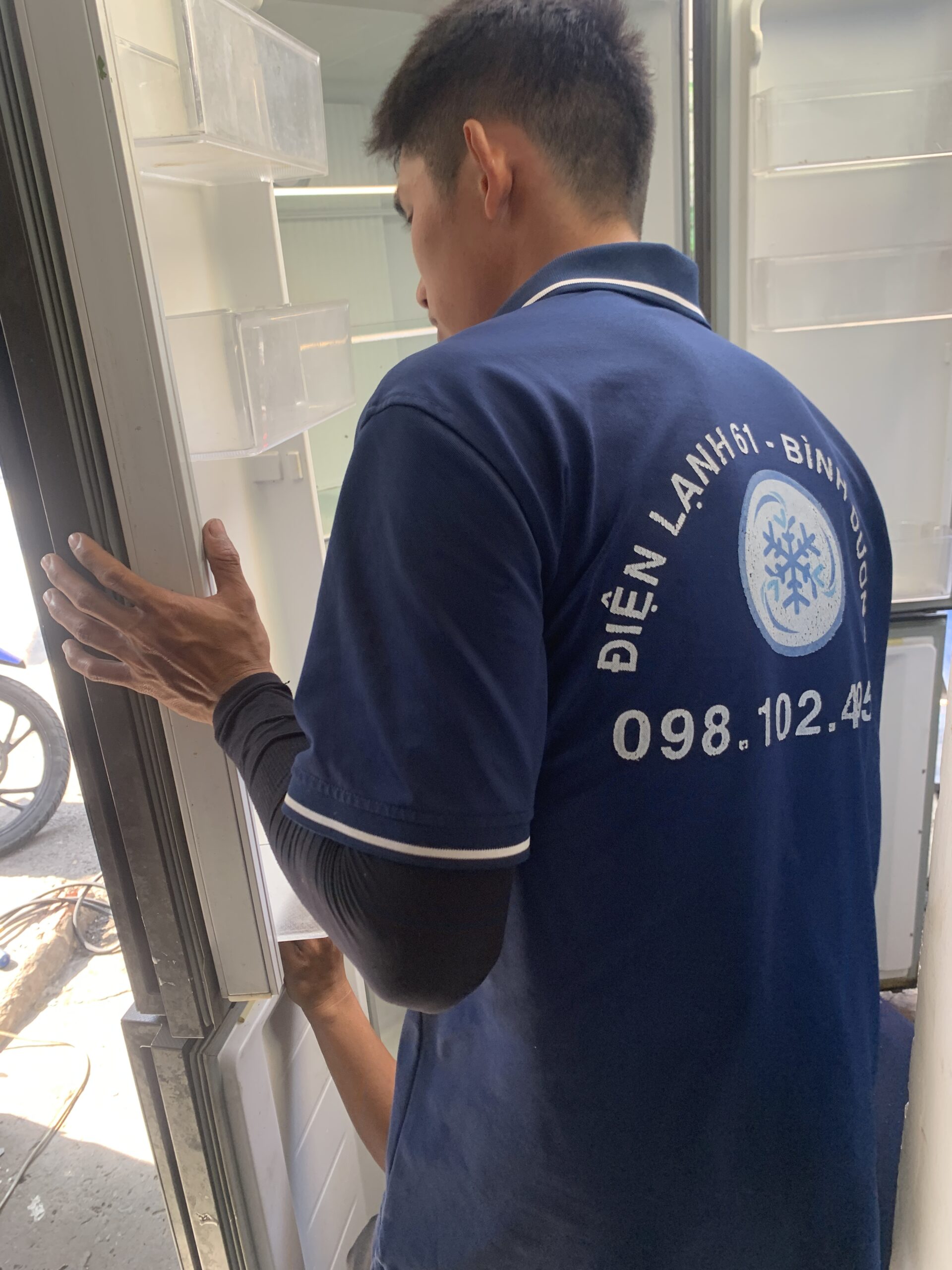 Thợ sửa chữa và thay ron tủ lạnh chuyên nghiệp tại Thuận An