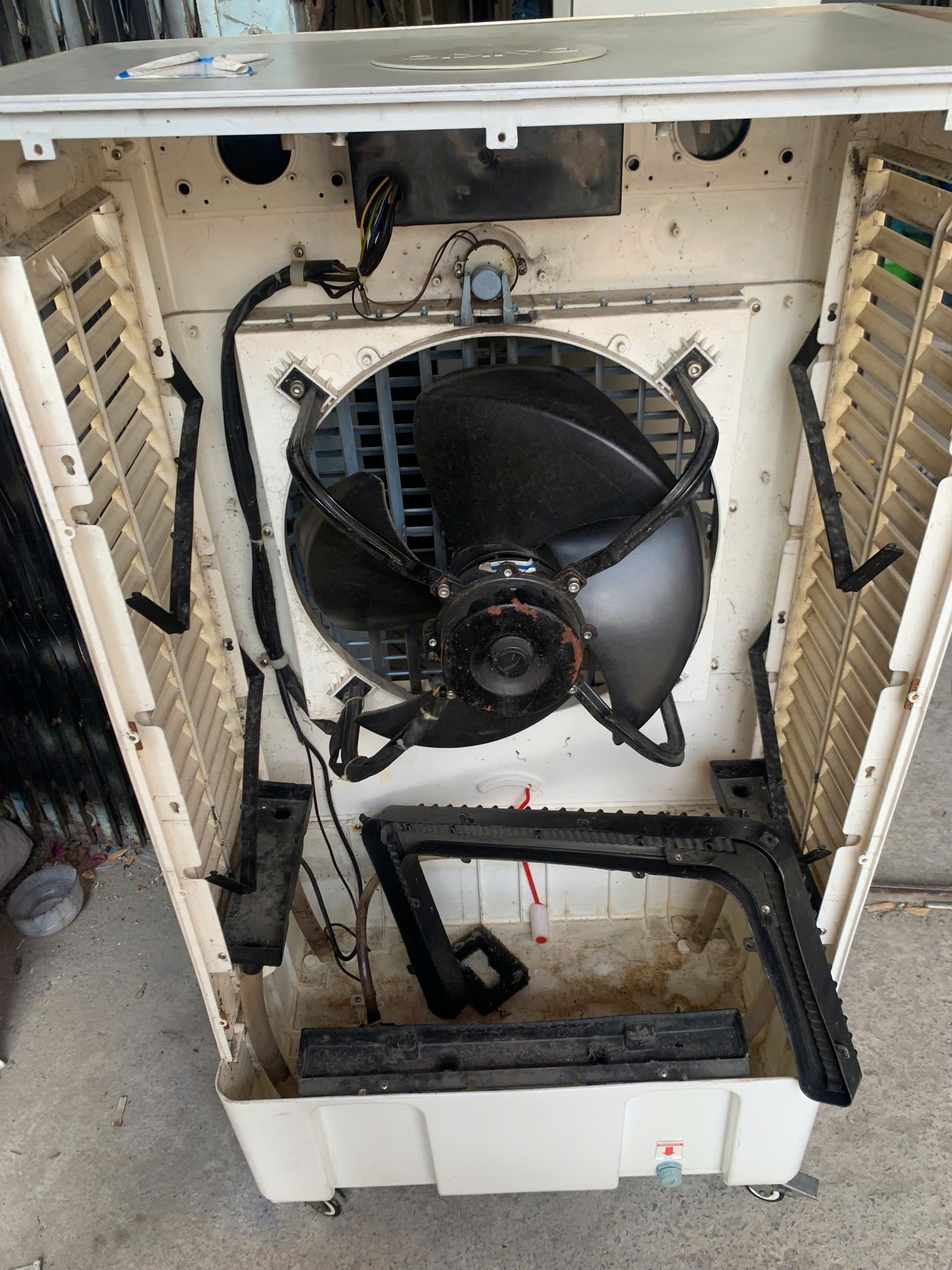 Vệ sinh tấm làm mát quạt hơi nước giúp tăng tuổi thọ motor Vệ sinh tấm làm mát quạt hơi nước giúp tăng tuổi thọ motor