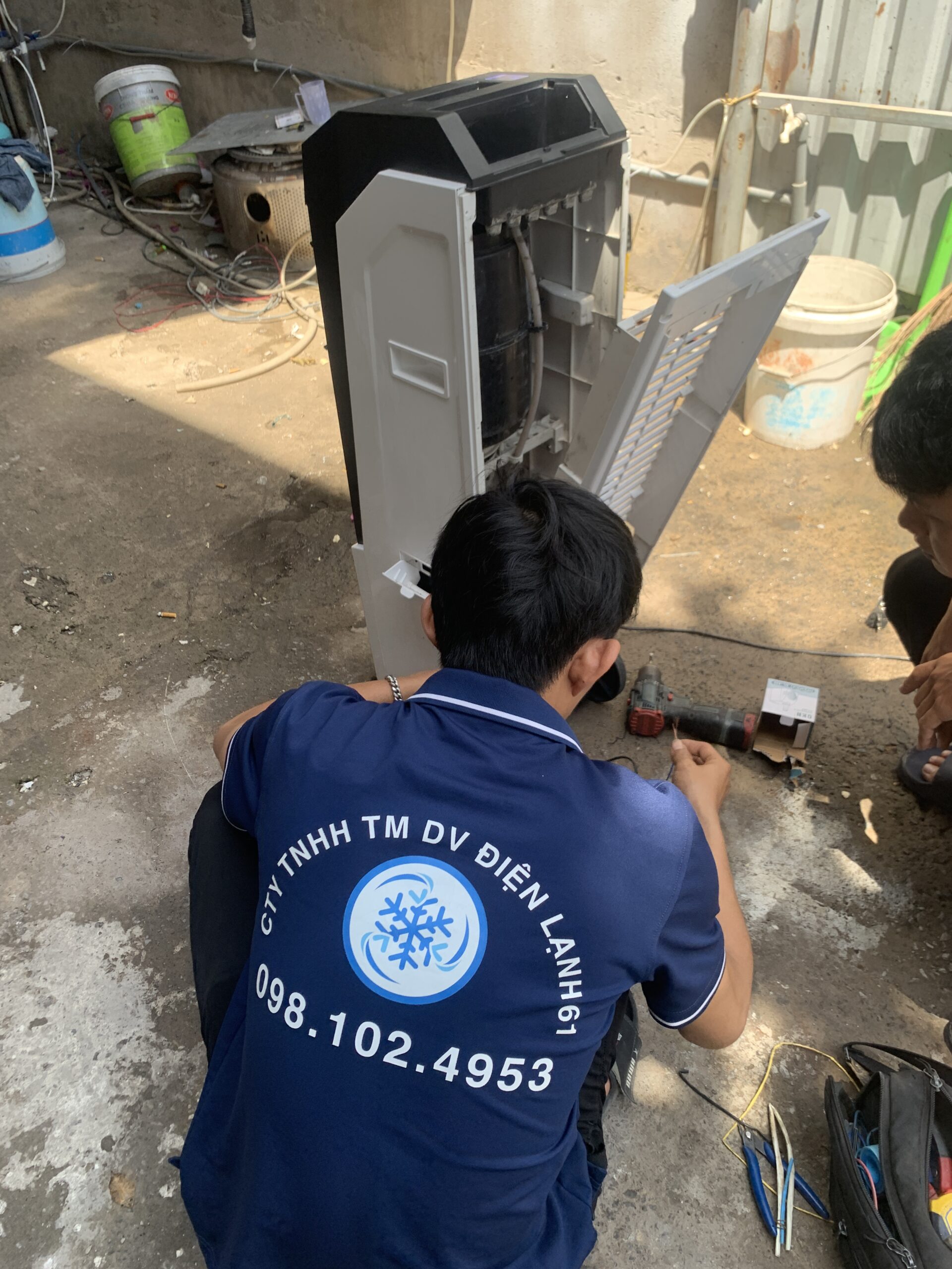 dan-tem-bao-hanh-quat-hoi-nuoc Điện Lạnh 61 luôn dán tem bảo hành dài hạn cho các linh kiện thay thế