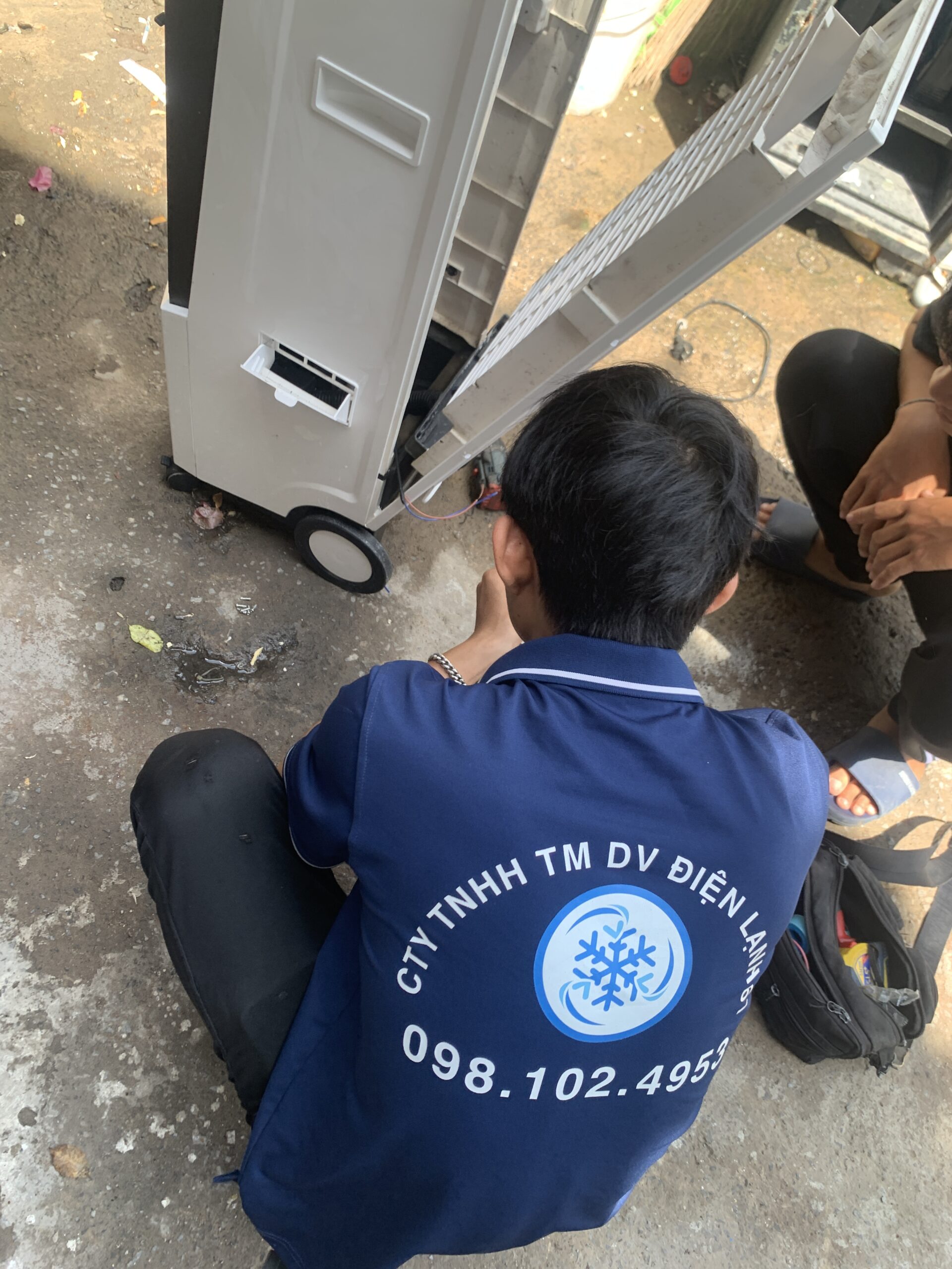 doi-ngu-tho-dien-lanh-61-uy-tin Đội ngũ thợ giỏi của Điện Lạnh 61 luôn sẵn sàng di chuyển khắc phục sự cố tại khu vực Thuận An.
