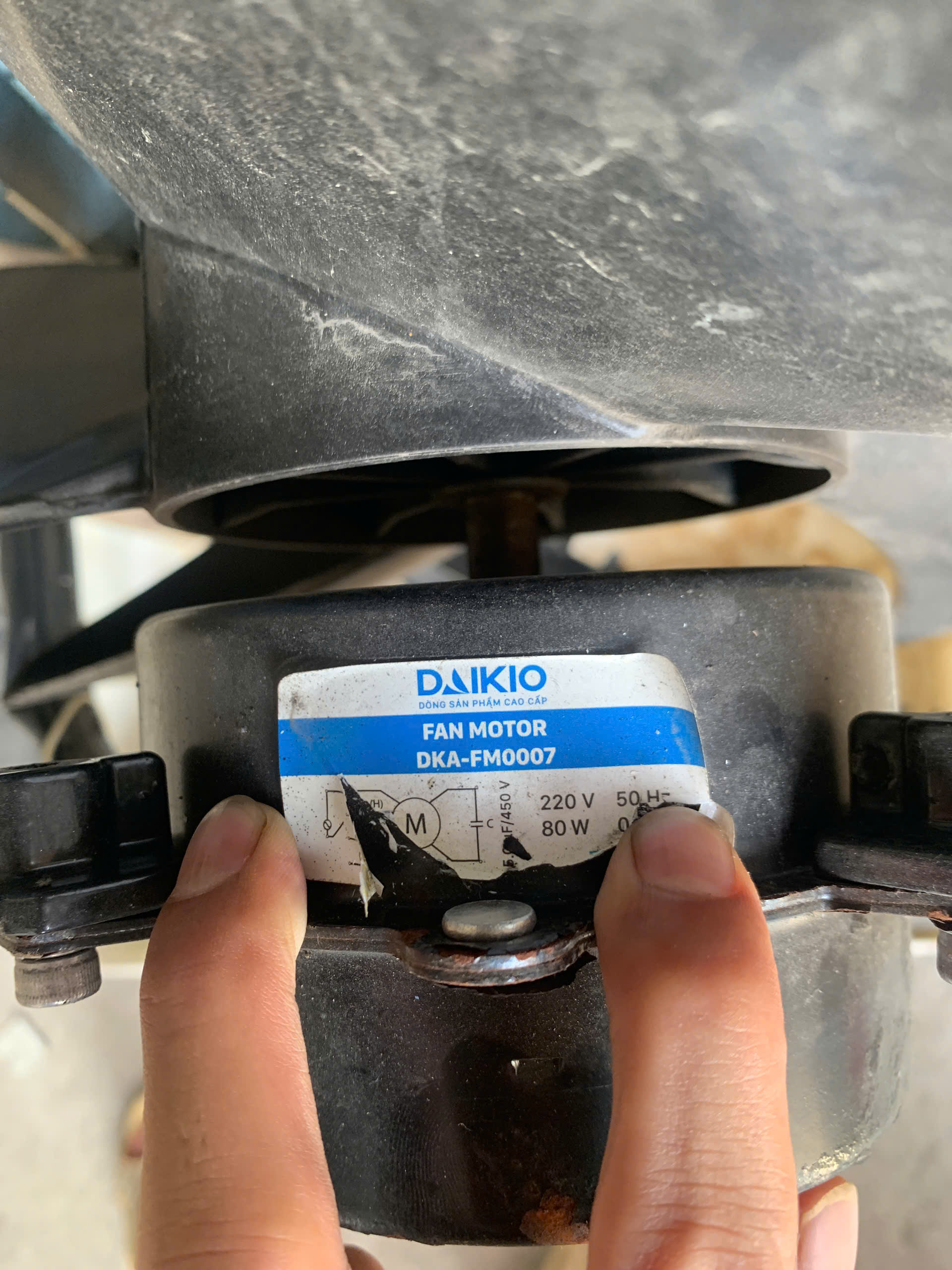 motor-quat-hoi-nuoc-bi-ket-truc Motor quạt hơi nước bị kẹt bạc đạn, khô dầu khiến quạt rung lắc mạnh và phát ra tiếng kêu to.