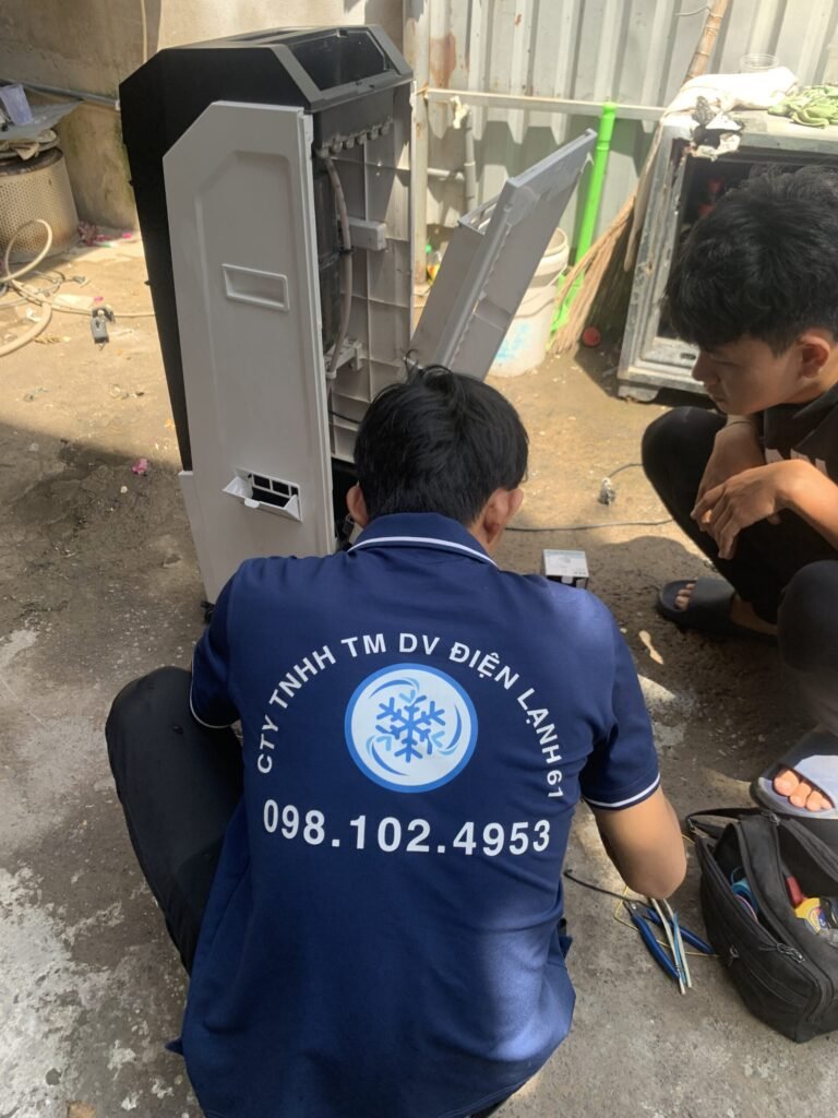 Thợ sửa quạt hơi nước Thuận An của Điện Lạnh 61 đang kiểm tra thiết bị tại nhà khách hàng