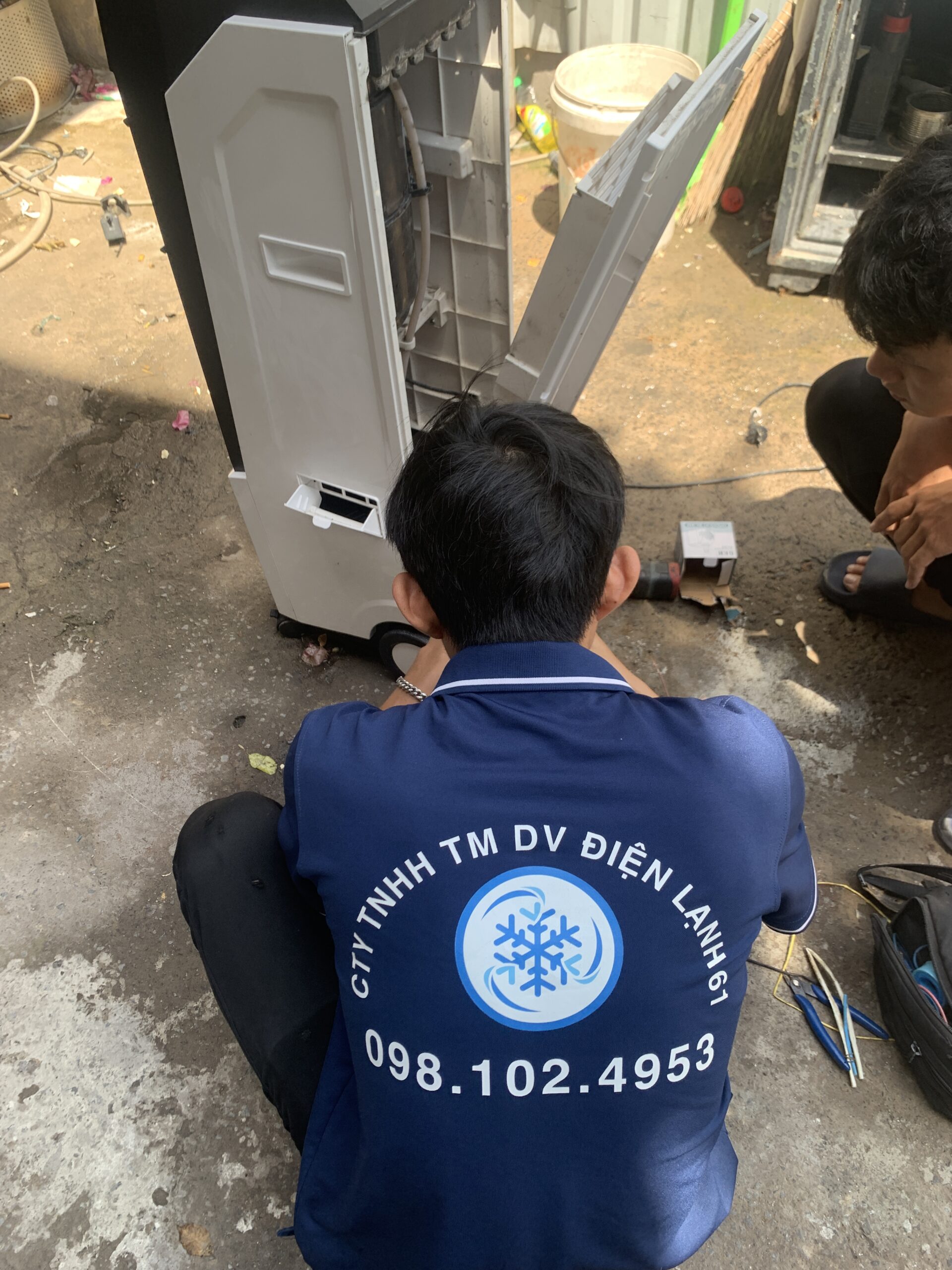 tho-sua-quat-kiem-tra-bo-truc-motor (2) Thợ sửa quạt hơi nước của Điện Lạnh 61 đang kiểm tra độ bó trục của motor.