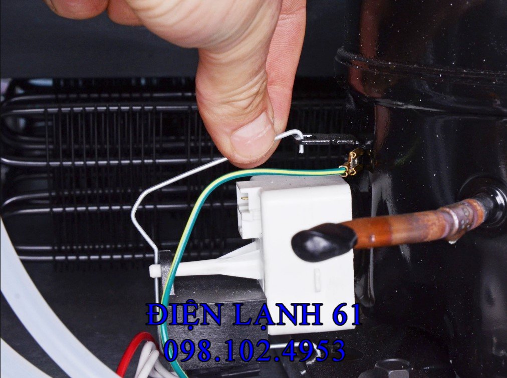 Tháo relay khởi động máy nén tủ lạnh ra kiểm tra