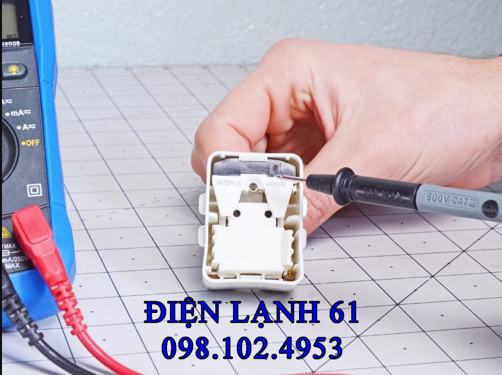 Thợ Điện Lạnh 61 dùng đồng hồ đo điện trở rơ le bảo vệ
