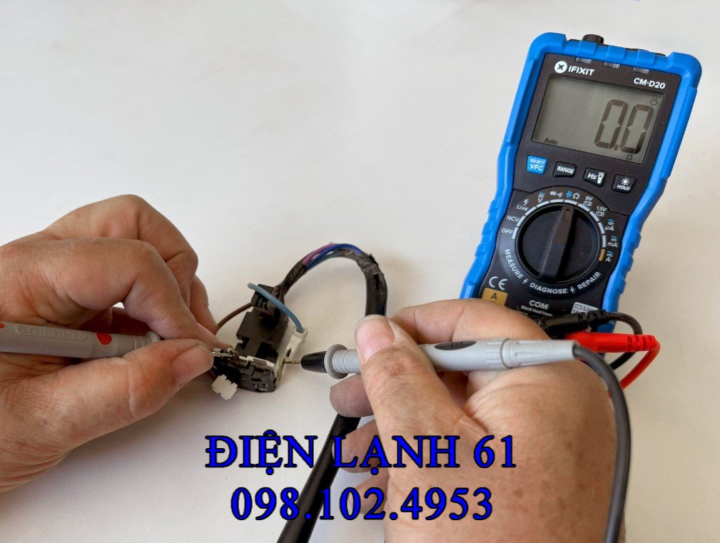 Kỹ thuật viên kiểm tra rơ le đề tủ lạnh