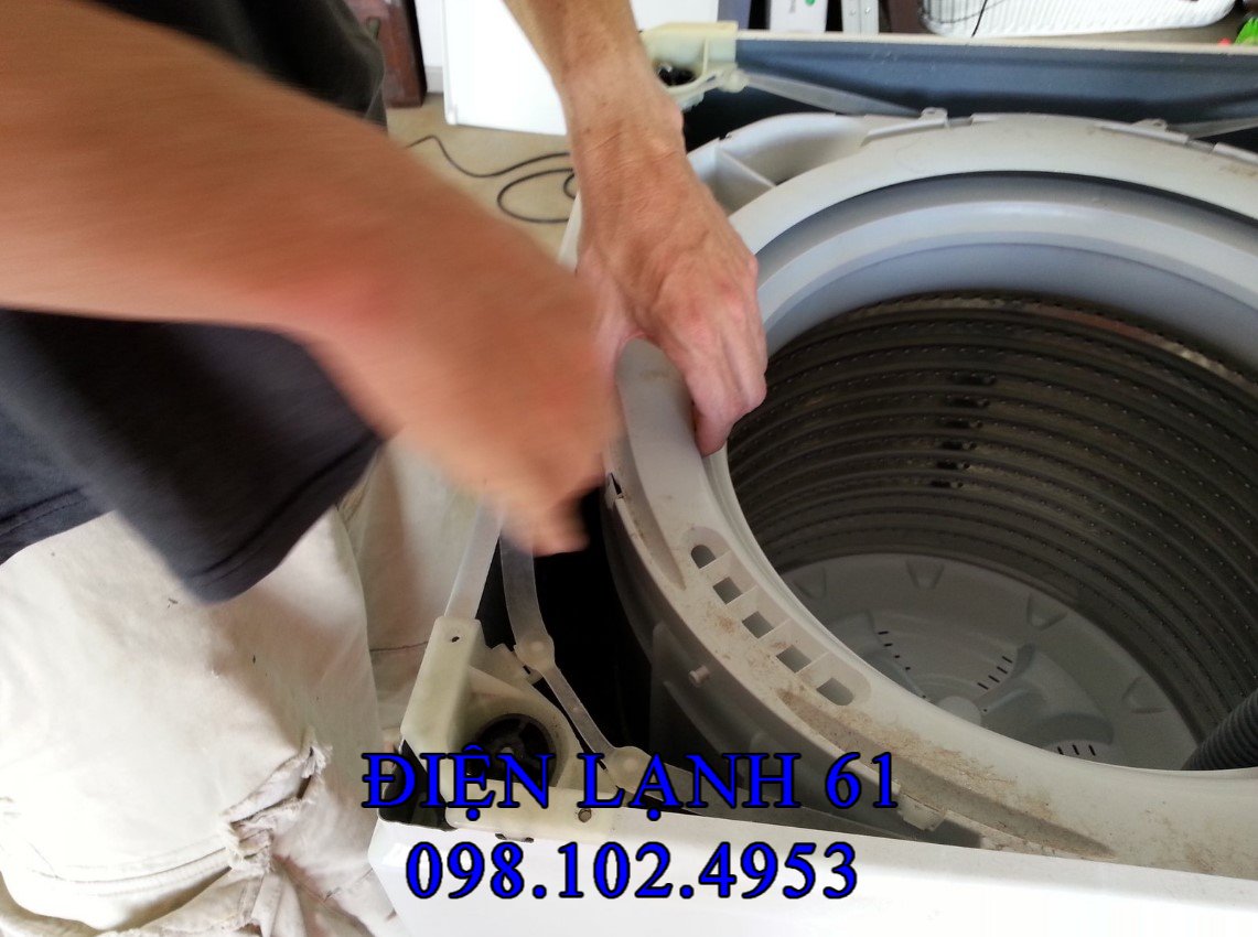 Dấu hiệu máy giặt rung lắc dữ dội cần thay ty treo