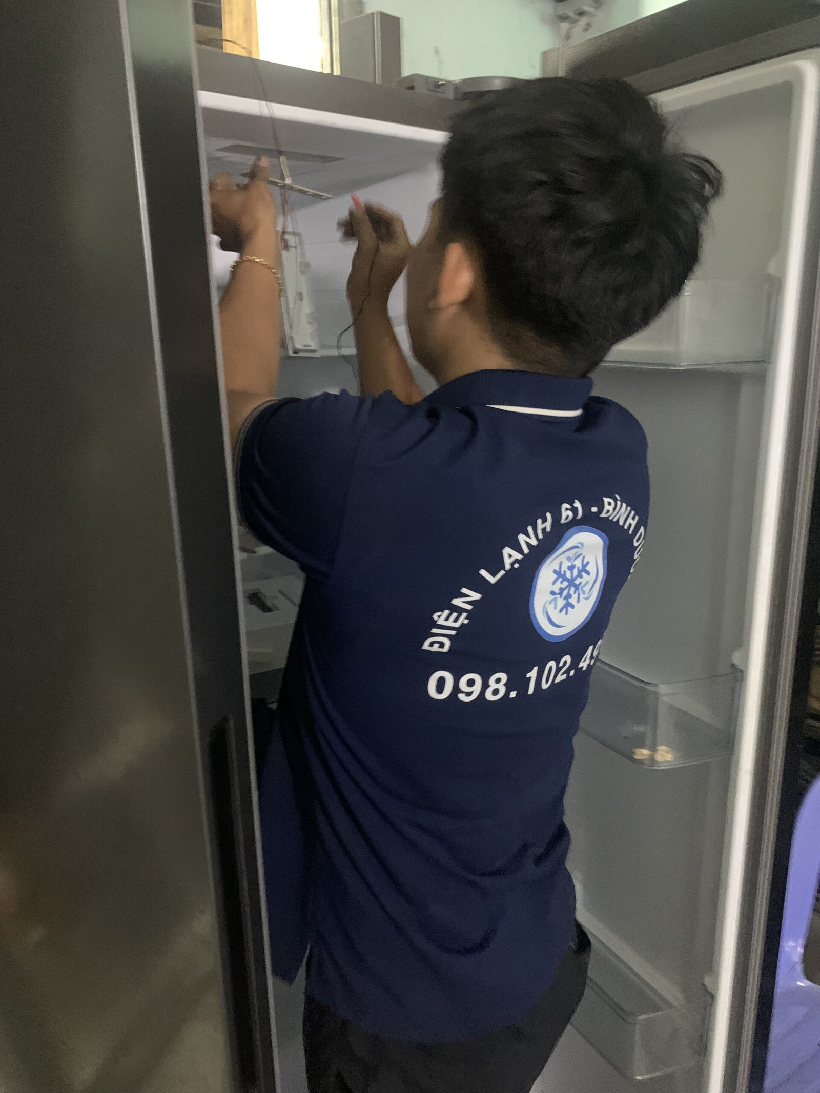 Nguyễn Nguyễn kiểm tra tình trạng dàn lạnh để xác định nguyên nhân tủ lạnh hoạt động kém lạnh.