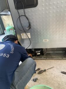 Nguyễn Nguyễn kiểm tra tình trạng tủ lạnh trước khi xác định nguyên nhân sự cố.