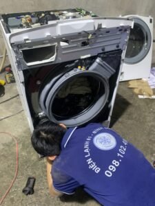 Nguyễn Nguyễn kiểm tra máy giặt